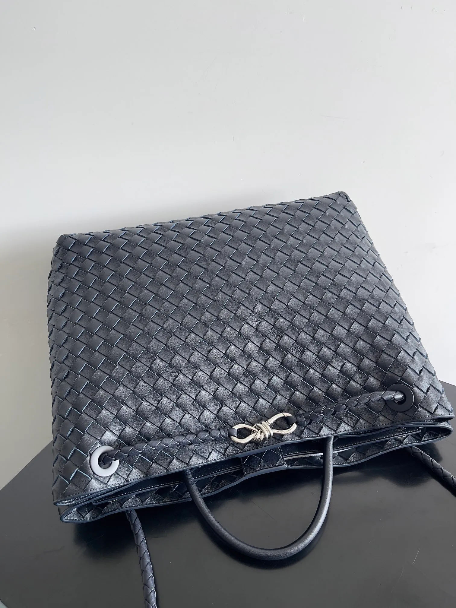 Batch 3760 Recently, the same style of bag that celebrities love is both high-end and practical. Michelle Yeoh, Kim Namjoon, Jing Boran, Tong Liya, Sun Qian, Wu Qianyu, Du Juan, Ma Yili and Bai Baihe are all carrying Bottega Veneta summer series Andiamo handbags. Andiamo has a simple structure and rounded lines. The whole piece is made of Nappa leather. It is comfortable, soft and dynamic. It adds interest to daily life and can be easily matched with various styles. Andiamo handbags are available in three sizes: small, medium and large. There are many colors to choose from, which can meet different needs. You can really carry it whether it is daily or attending events. Style number: 743575 Size: 45*22*34 including handle height 44cm